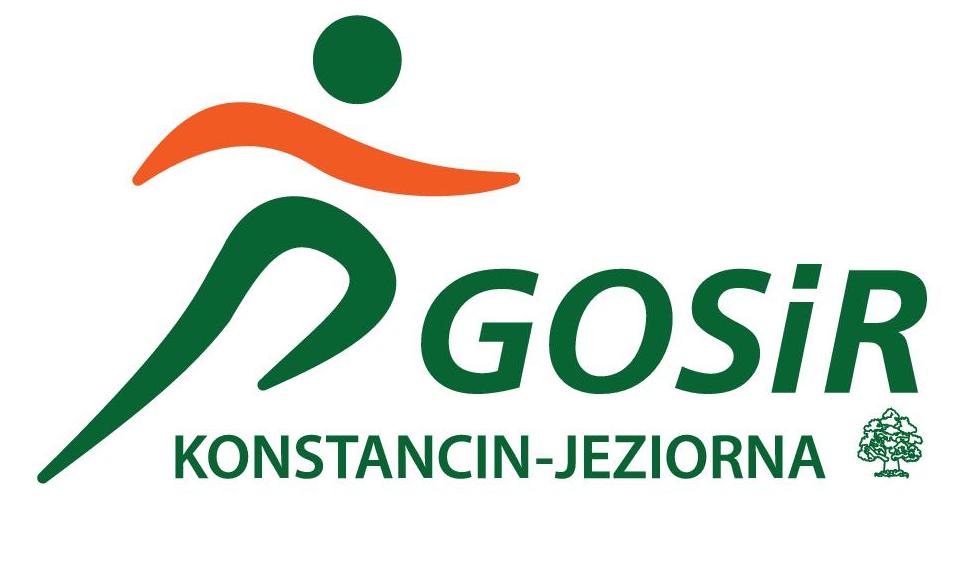 Logo Gminnego Ośrodka Sportu i Rekreacji, które składa się z grafiki oraz napisów. Po lewej stronie loga znajduje się zielona grafika biegnącego człowieka, z pomarańczowymi rękami. Na wysokości jego kolan umieszczony jest zielony napis: GOSiR, a pod nim słowo Konstancin-Jeziorna, na końcu którego znajduje się grafika przedstawiająca zarys dębu.