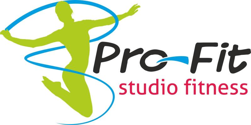 Logo Studia Fitness Pro-Fit, które składa się z: zielonej grafiki (postać skaczącego człowieka z szarfą w ręce) oraz napisów: Pro-fit (czarną czcionką), a pod nim napis studio fitness (różową czcionką). 