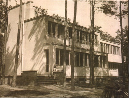 Sanatorium przy ul. Jasiowej 6, latach 1940-1944 wydzierżawione przez Fabrykę Aparatów Elektrycznych Kazimierz Szpotański i Spółka jako dom wczasowy swoich pracowników i ich rodzin. Zbiory Tadeusza Wł. Świątka