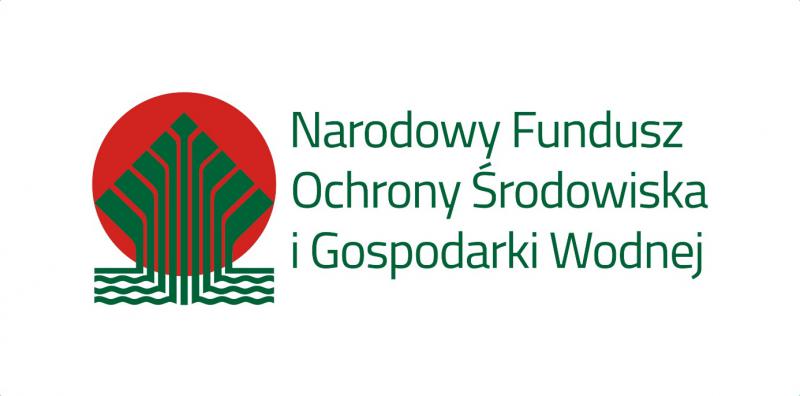 Logotyp Narodowego Funduszu Ochrony Środowiska i Gospodarki Wodnej, z lewej strony stylizowany rysunek drzewa zanurzonego w falach w kolorzez zielony na tle czerwonego koła, z prawej napis w kolorzez zielonym Narodowy Fundusz Ochrony Środowiska i Gospodarki Wodnej