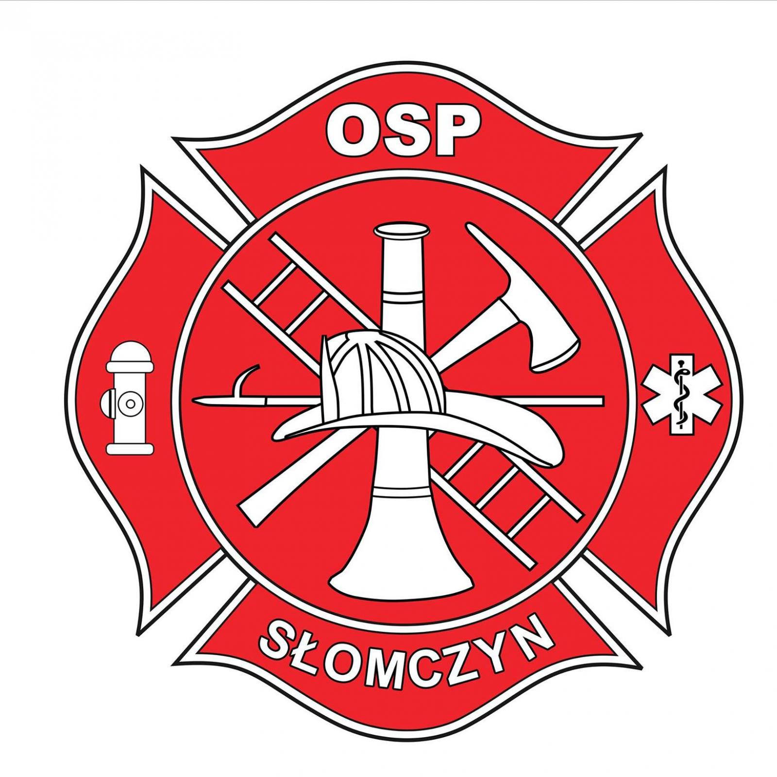 Znak w niereguralnym okręgu, pośrodku hełm strażacki z bosakiem, toporkami, drabiną i hydrantem, i góry napis OSP ,a dole Słomczyn