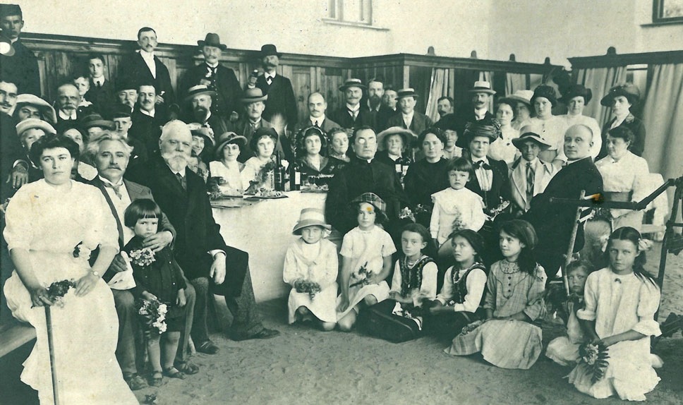 Czarno biała fotografia, zdjęcie grupowe, po lewej stronie siedzi Hugon Seydel i otacza go około 30 pensjonariuszy, ustawionych w trzech rzędach