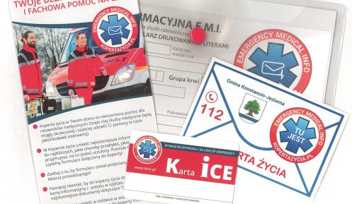 Materiały informacyjne z napisami Koperta życia, ulotka, koperta, karta.