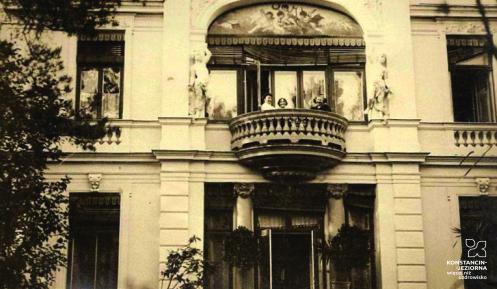 Stara fotografia, przedstawiająca zabytkową willę Eugenia (obecnie Natemi) z dużym balkonem w środkowej części. Na balkonie stroją trzy dorosłe kobiety. Jedną z nich jest Księżna Bronisława Drucka-Lubecka.