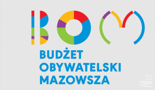 Tablica z logotypem Budżetu Obywatelskiego Mazowsza, u góry kolorowe litery skrótu BOM, pod nimi niebieskie napis Budżet Obywatelski Mazowsza