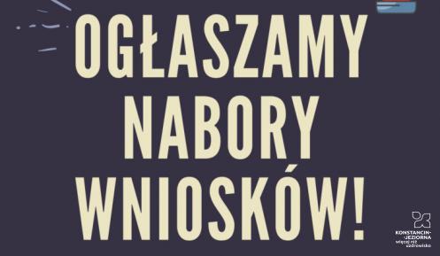 Plakat z napisami  promującymi  akcję, na ciemnym tle pośrodku jasny napis Ogłaszamy nabory wniosków, u góry elementy ozdobne  graficzne, na dole napis termin: 16-29 kwietnia 2021