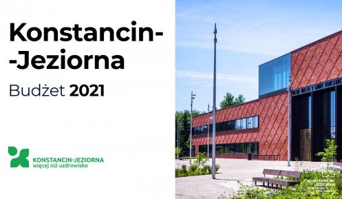 Po lewej stronie: tekst w trzech wierszach – Konstancin-Jeziorna, budżet 2021 oraz zielone logo w kształcie trzech listków i kropli wody z tekstem – Konstancin-Jeziorna – więcej niż uzdrowisko, po prawej stronie: zdjęcie urzędu miasta i gminy – budynek piętrowy z czerwonej cegły.