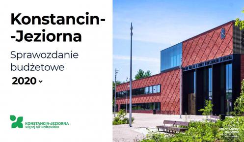 z lewej strony napis: Konstancin-Jeziorna Sprawozdanie budżetowe 2020, z prawej strony geometryczny budynek z cegły z dużymi oknam. Dookoła budynku znajduje się zagospodarowana zieleń.