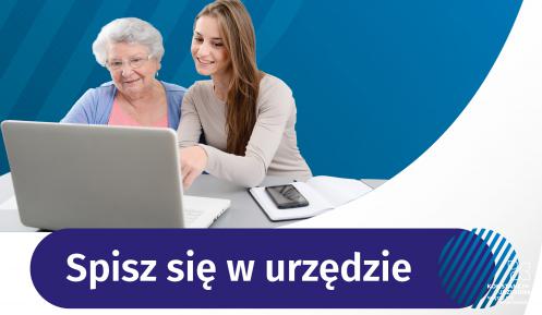 Plakat utrzymany w biało-niebieskich barwach. Od góry tekst: Narodowy Spis Powszechny Ludności i Mieszkań 2021 oraz Nie masz Internetu? Nie wiesz jak się spisać? Poniżej zdjęcie młodej kobiety tłumaczącej coś seniorce na ekranie laptopa. Treść plakatu dostępna jest w artykule obok.