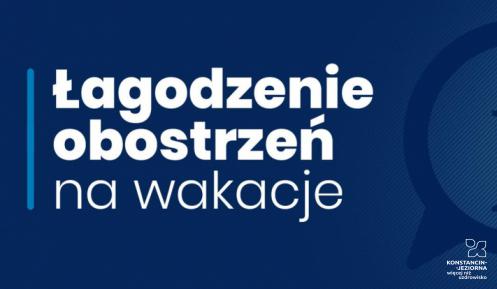 Grafika wektorowa – na niebieski tle biały napis – łagodzenie obostrzeń na wakacje. Obok niego obrys koła z literą i w środku. 