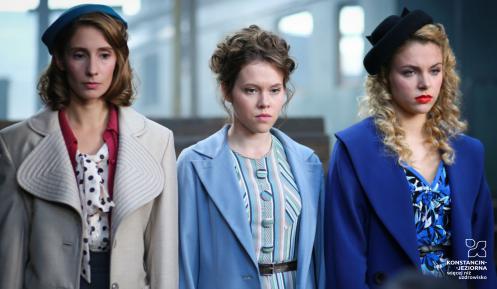 Trzy młode kobiety, bohaterki serialu, ubrane w stroje z lat 40.