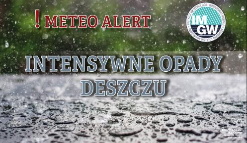 Na górze czerwony napis meteo alert poprzedzony wykrzyknikiem. Obok niego logo Instytutu Meteorologii i Gospodarki Wodnej - niebieski okrąg z białymi literami IMGW, poniżej szary napis intensywne opady deszczu. W tle widać krople deszczu, które spadają na ulice. 