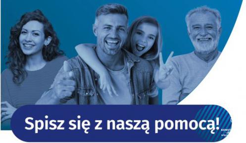 Plakat. Na górze napis Narodowy Spis Powszechny Ludności i Mieszkań 2021. Poniżej cztery osoby stojące w rzędzie, w różnym wieku, dwie kobiety i dwóch mężczyzn, w tle niebieskie tło. Na środku napis Spisz się z naszą pomocą. Na dole informacje o dyżurze rachmistrza, których treść znajduje się w artykule.