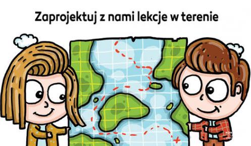 Grafika informująca o prowadzonej przez fundację rekrutacji. Na dole rysunek dwójki uczniów, którzy trzymają w rękach dużą mapę. Nad nimi napisy: poszukiwany pasjonat do projektu edukacyjnego „Edu mapa”, zaprojektuj z nami lekcje w terenie.