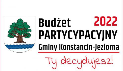 Plakat. Duży czarny napis Budżet Partycypacyjny Gminy Konstancin-Jeziorna. Poniżej czerwony napis Ty decydujesz. Po lewej stronie duży herb Konstancina-Jeziorny, na białej tarczy drzewo z zielonymi liśćmi, poniżej niebieska fala - rzeka.