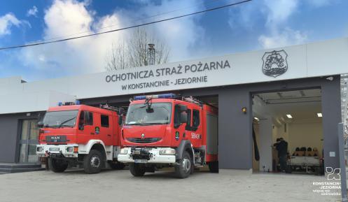 Dwa wozy strażackie, stojące przed dużym odnowionym budynkiem Ochotniczej Straży Pożarnej w Konstancinie-Jeziornie. 