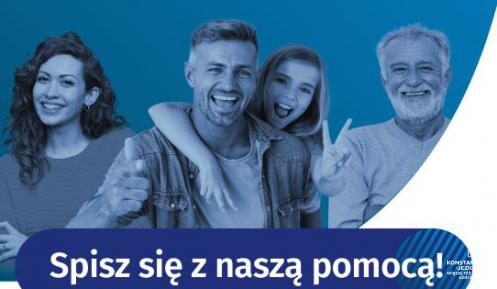 Plakat. Na górze napis Narodowy Spis Powszechny Ludności i Mieszkań 2021. Poniżej cztery osoby stojące w rzędzie, w różnym wieku, dwie kobiety i dwóch mężczyzn, w tle niebieskie tło. Na środku napis Spisz się z naszą pomocą. Na dole informacje o dyżurze rachmistrza, których treść znajduje się w artykule.