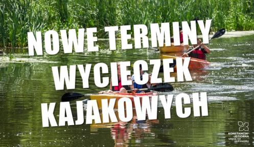 Napis: Nowe terminy wycieczek kajakowych na tle rzeki.