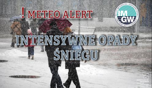 Na górze czerwony napis meteo alert poprzedzony wykrzyknikiem. Obok niego logo Instytutu Meteorologii i Gospodarki Wodnej - niebieski okrąg z białymi literami IMGW, poniżej szary napis intensywne opady śniegu. W tle widać ludzi idących chodnikiem. Pada na nich śnieg. 