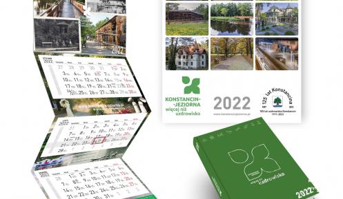 Zdjęcia trzech kalendarzy gminnych – planszowy, trójdzielny i książkowy. W górnym lewym roku napis: Gminne kalendarze na 2022 rok.
