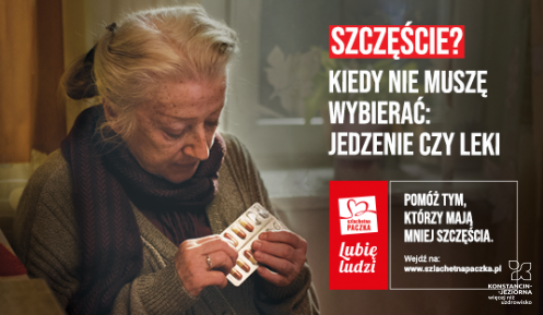 Seniorka siedzi na krześle w pokoju. W rękach trzyma listek leków. Po prawej stronie znajdują się białe napisy: szczęście? Kiedy nie muszę wybierać jedzenie czy leki. 