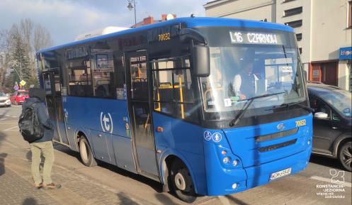 Niebieski autobus stoi na przystanku, nad przednią szybą wyświetlacz z numerem linii L16 i nazwą przystanku Czarnów.
