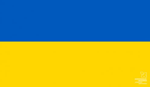 Flaga Ukrainy – prostokąt przedzielony kolorystycznie poziomo na pół. Na górze kolor niebieski, na dole żółty. 