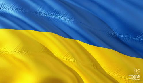 Powiewająca na tle nieba niebiesko-żółta flaga Ukrainy.
