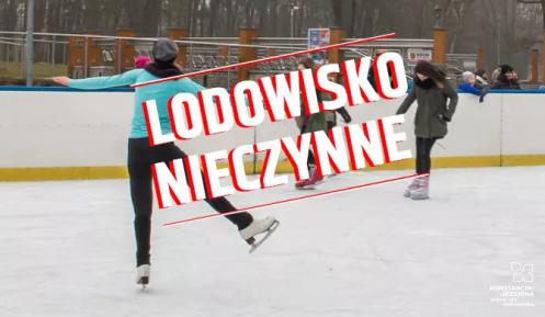 Pięć osób jeździ na lodowisku. Na środku napis: Lodowisko nieczynne.