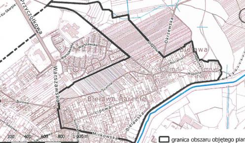 Fragment mapy miejscowości Bielawa. Czarną grubą linią, o nieregularnym kształcie, zaznaczono granice obszaru objętego miejscowym planem zagospodarowania przestrzennego.