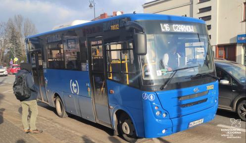 Niebieski autobus zatrzymał się w zatoczce autobusowej. Na wyświetlaczu znajduje się napis - L16 Czarnów. 