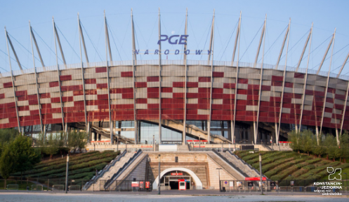 Widok na Stadion PGE Narodowy w Warszawie od strony głównego wejścia. 