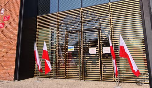 Budynkek Urzędu Miasta i Gminy Konstancin-Jeziorna, przed nim, przy wejściu stojące polskie flagi.