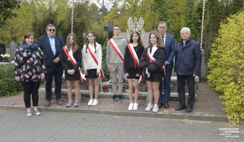 Zdjęcie grupowe przed pomnikiem – delegacja uczniów i nauczycieli, drugi zastępca burmistrza i przewodniczący koła nr 21 Polskiego Związku Emerytów, Rencistów i Inwalidów w Konstancinie-Jeziornie.