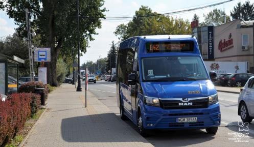 Autobus lokalnej linii stający na przystanku