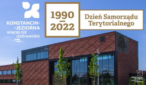 Z lewej strony znak promocyjny gminy Konstancin-Jeziora – więcej niż uzdrowisko, na środku w kwadracie daty 1990–2021, obok napis Dzień Samorządu Terytorialnego, pod nimi budynek konstancińskiego ratusza.