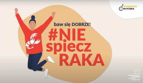 Grafika: na beżowym tle postać skaczącej kobiety. Ręce ma uniesione do góry, ubrana jest w czerwoną bluzę z rysunkiem białego raka. Obok niej jest duży napis #Nie spiecz raka.