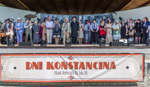 Goście dni Konstancina na scenie w amfiteatrze w strojach retro