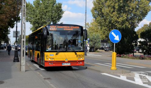 Autobus dojeżdżający do skrzyżowania