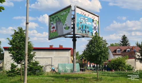 Przestrzeń miejska. Przy ulicy stojący billboard reklamowy. 