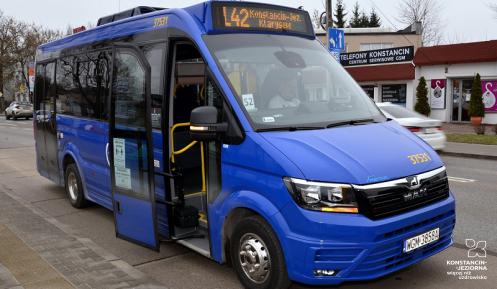 Przystanek autobusowy, przy którym stoi niebieski autobus. Nad jego przednią szybą wyświetla się napis: L42. 