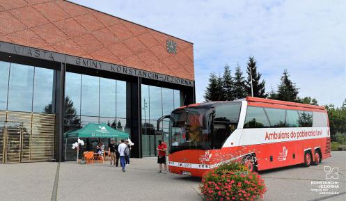 Mobilny Punkt Poboru Krwi przed urzędem miasta i gminy Konstancin-Jeziorna