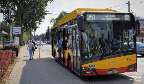 Miejski autobus stojący na przystanku