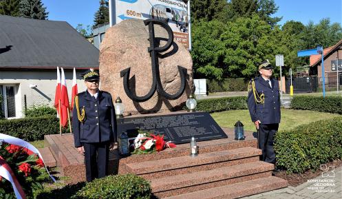 Pomnik Powstania Warszawskiego, przy nim wart Straży Miejskiej  