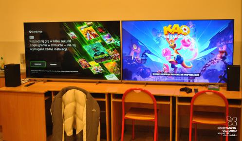 Włączone telewizory ustawione na stole, z wyświetlonymi na ekranie grami dla dzieci.