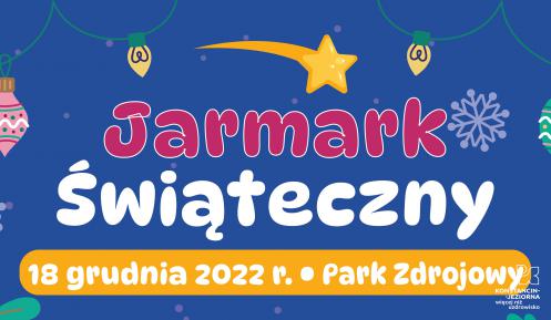 Plakat promujący jarmark świąteczny. Czerwone tło z świątecznymi elementami graficznymi (gwiazdki, śnieżynki) na nim dwa zdjęcia – kobiety oraz z parady świątecznej. W głównej części znajdują się szczegółowe informacje dotyczące wydarzenia, które zostały również powielone w artykule. 