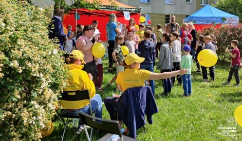 Przestrzeń miejska, dzieci uczestniczą w pikniku