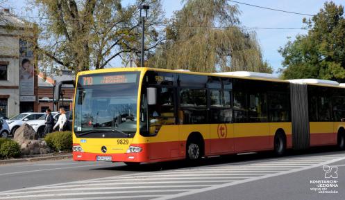 Czerwono-żólty autobus z wyświetlonym napisem: 710 Piaseczno (Targowisko)