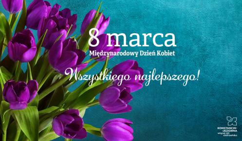 Na niebieskim tle bukiet fioletowych tulipanó oraz napis „8 marca, Międzynarodowy Dzień Kobiet, Wszystkiego najlepszego!”