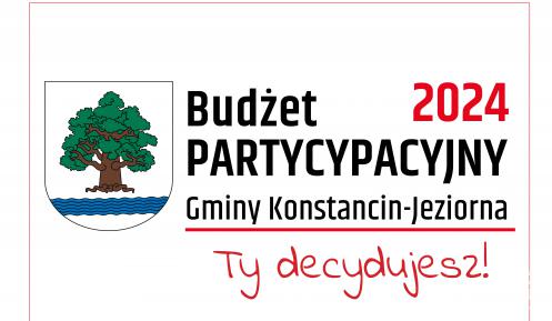 Z lewej strony herb gminy: tarcza herbowa jest biała. Widnieje na niej drzewo – dąb – z brązowym korzeniem i pniem oraz zieloną koroną. Pod drzewem znajduje się pięć błękitnych fal symbolizujących rzekę Jeziorkę. z prawej strony napis Budżet partycypacyjny Gminy Konstancin-Jeziorna 2024, Ty decydujewsz!